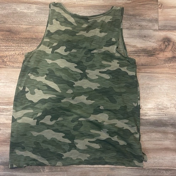 Old Navy Tank Top Size Large Green Camo V Neck With Pocket - Picture 3 of 3